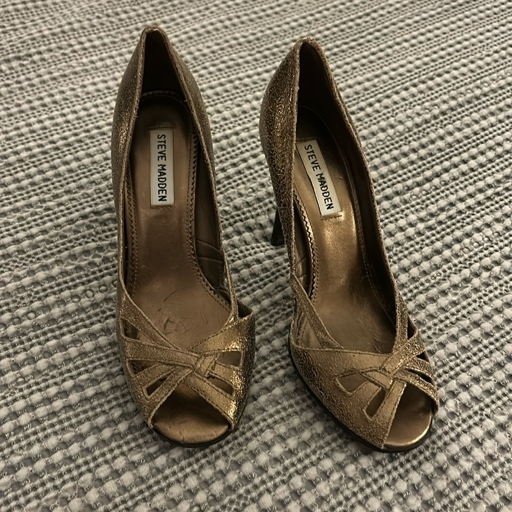 Gold Crackle Pumps
